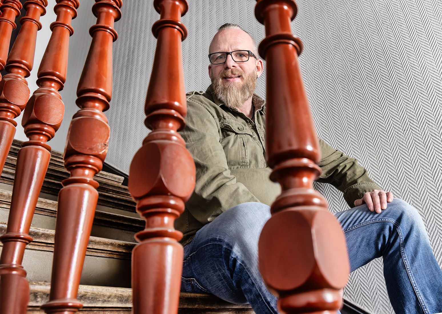 Birger Küssner sitzt auf einer Treppe